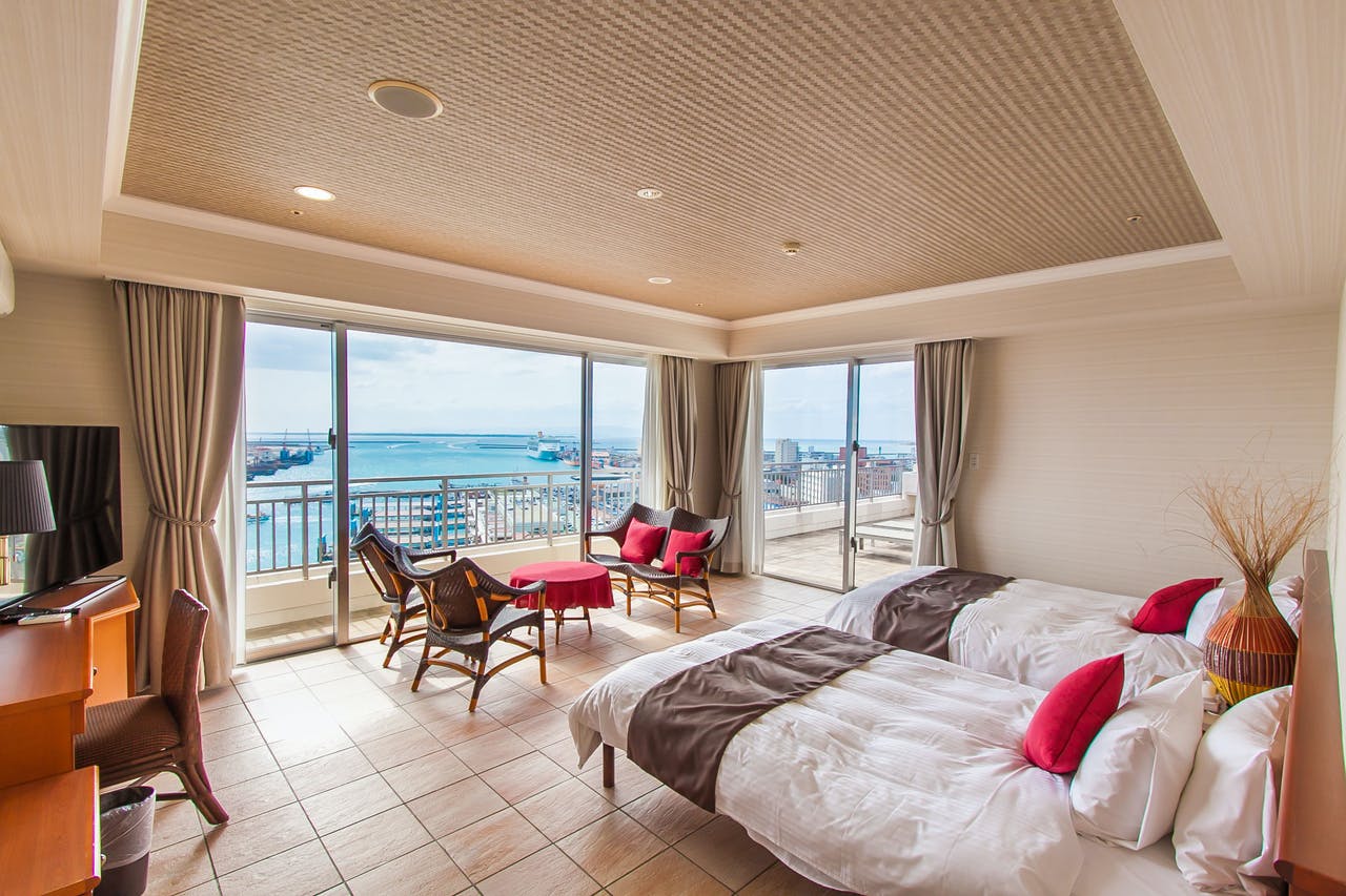 石垣港を見下ろす全室オーシャンビュー  ホテルイーストチャイナシー